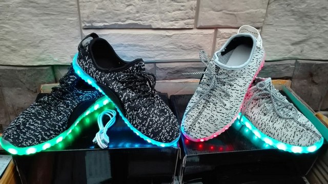 Светящиеся кроссовки с LED подсветкой.